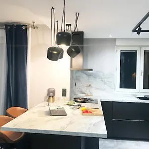 Nid Douillet - Bel Avec Garage Apartment